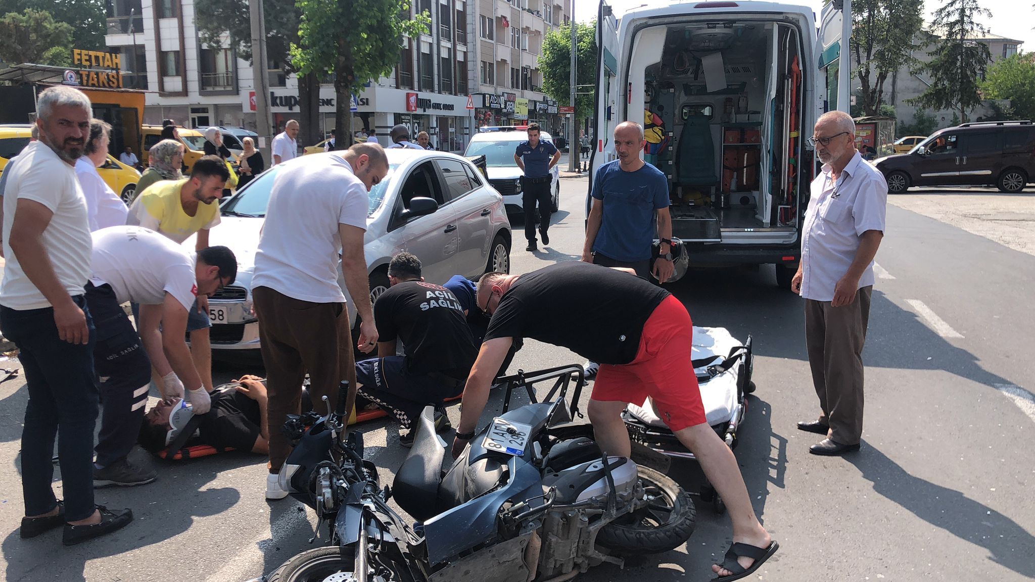 TERS YÖNE GİREN OTOMOBİL MOTOSİKLETE ÇARPTI; 1 KİŞİ YARALANDI