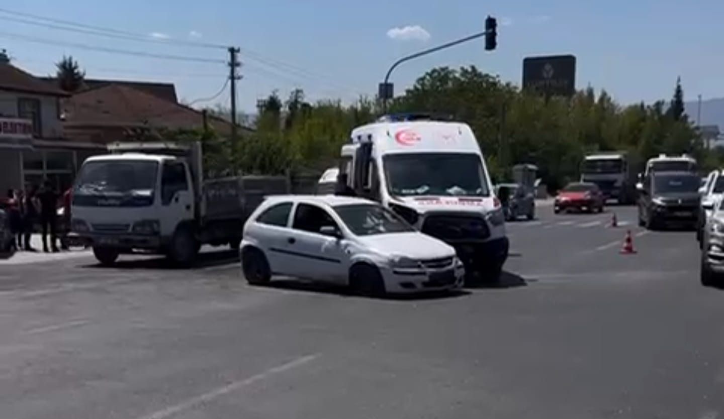 Düzce’de Ambulans ile Otomobil Çarpıştı 2 Kişi Yaralandı