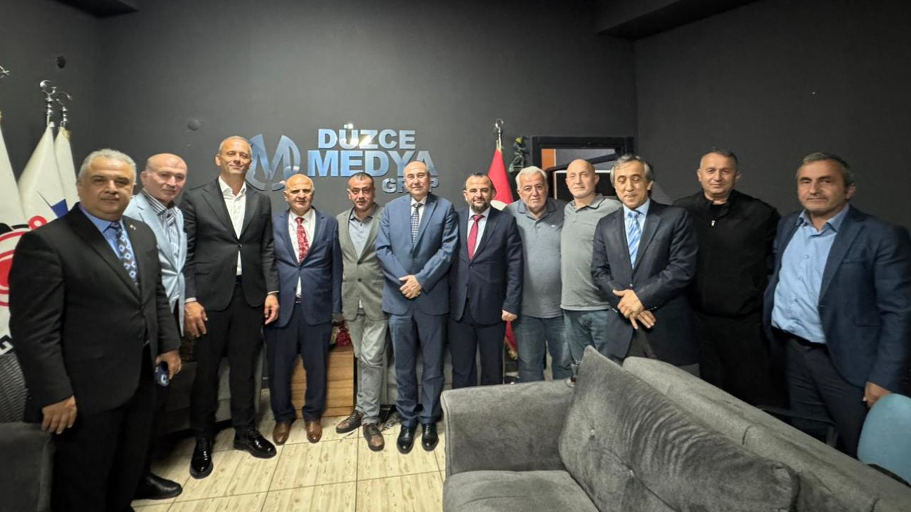İstanbul Düzceliler Derneği Düzce Gazeteciler Cemiyeti Başkanı Hakan Çakır’ı Ziyaret Etti