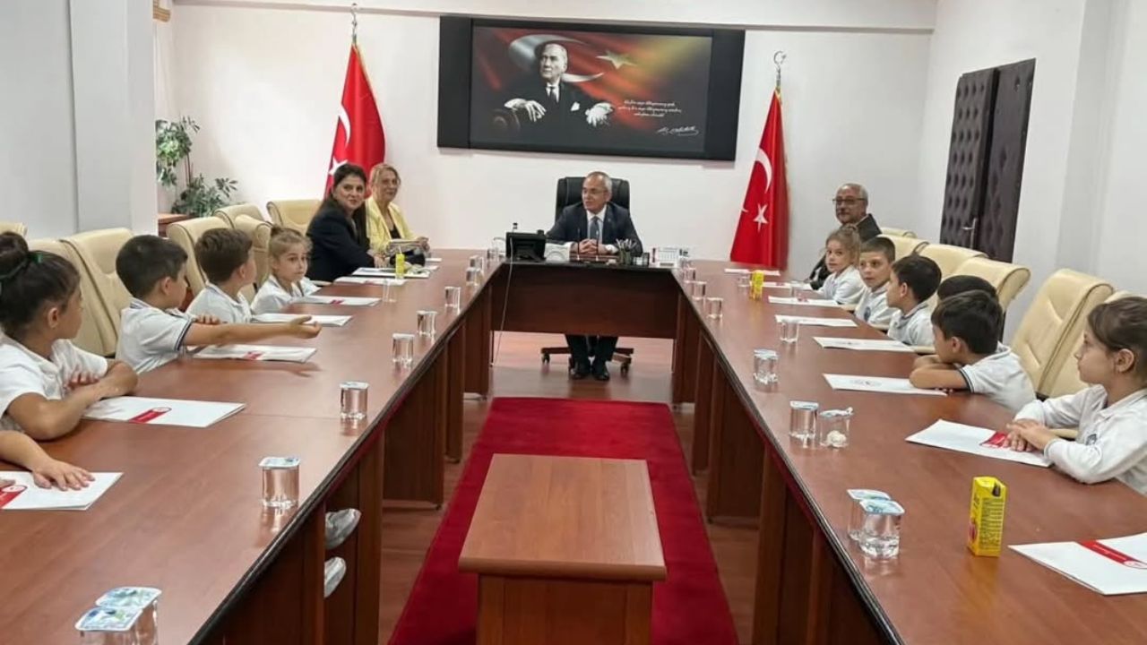 Cumhuriyet İlkokulu Öğrencilerinden Anlamlı Fidan Bağışı