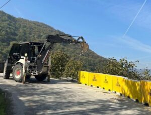 Gölyaka Yunus Efendi Köyü Yoluna Beton Bariyer Desteği