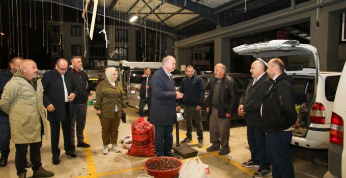 Başkan Özlü, Düzce Kestane Pazarı’nda Esnaflarla Buluştu