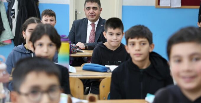 Vali Selçuk Aslan, Hamit Şerifoğlu Ortaokulunda Öğrenci ve Öğretmenlerle Buluştu