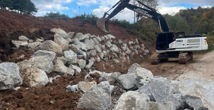 Kaynaşlı Dipsizgöl’de Heyelana Müdahale Sürüyor