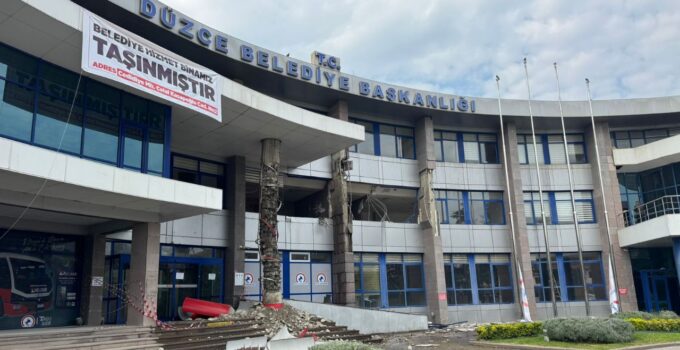Düzce Belediyesi Hizmet Binasında Yıkım Çalışmaları Başladı