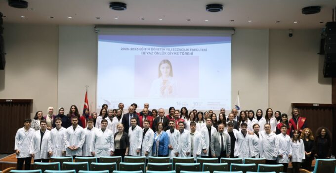Düzce Üniversitesi Eczacılık Fakültesi Öğrencileri Beyaz Önlüklerini Gururla Giydi