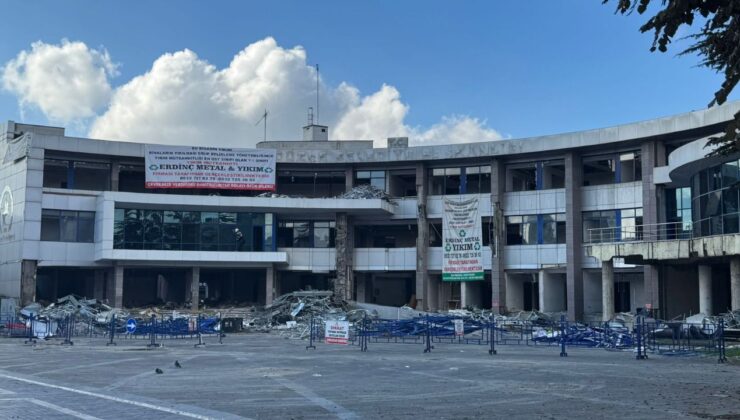 Belediye Binasında Pervazlar Sökülüyor, Yıkım Süreci Başladı