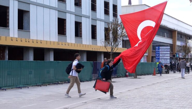 Düzceliler Türk Bayrağına Olan Hassasiyetini Bir Kez Daha Gösterdi