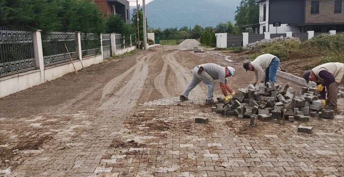 Pınarlar Köyü’nde Kilit Parke Taşı Çalışmaları Sürüyor