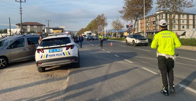 Düzce’de Feci Kaza; Otobüs Durağında Bekleyen 2 Kişi Ağır Yaralandı