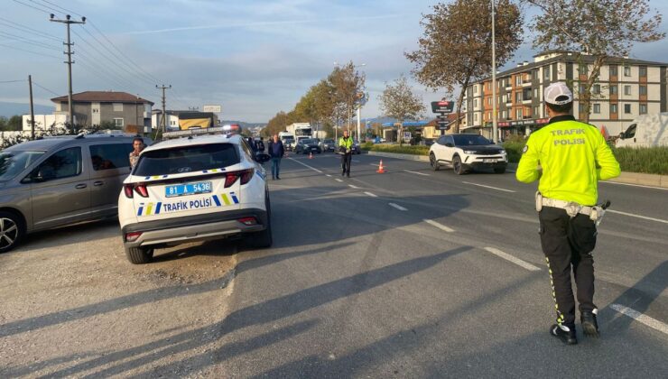 Düzce’de Feci Kaza; Otobüs Durağında Bekleyen 2 Kişi Ağır Yaralandı