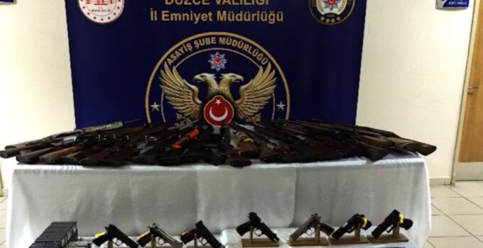 Düzce’de Silah Kaçakçılığı Operasyonu; Çok Sayıda Silah ve Mühimmat Ele Geçirildi