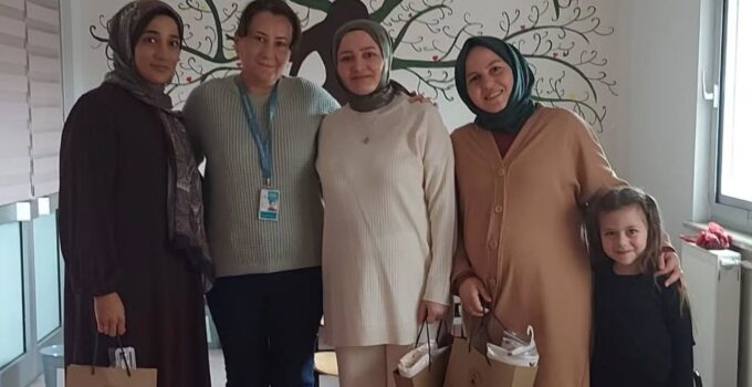 Gümüşova’da Gebe Bilgilendirme Eğitimi Tamamlayan Anne Adaylarına Hediyeler Verildi
