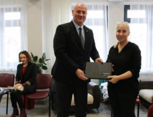 Çilimli Belediye Başkanı Yılmaz Yıldız, Esenli Okullarında Öğretmenler Günü’nü Kutladı