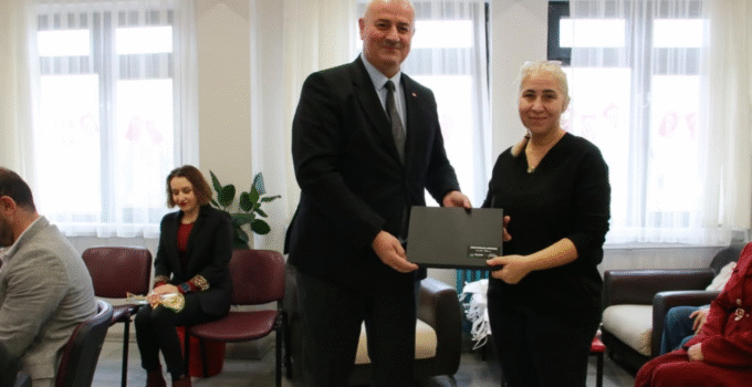 Çilimli Belediye Başkanı Yılmaz Yıldız, Esenli Okullarında Öğretmenler Günü’nü Kutladı