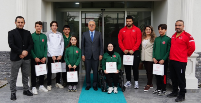 Başarılı Güreşçilerden İl Müdürü Arslantürk’e Ziyaret