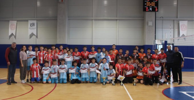 “Yıldız Voleybolunda Zirve Mücadelesi: Fatih Ortaokulu Şampiyon!
