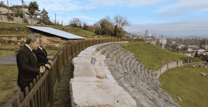 Fahri Doktoralı Osman Okyay, Başkan Özlü ile Konuralp Antik Tiyatro’yu Gezdi