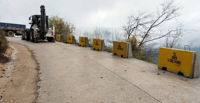 Uğur Köyü’nde Yol Güvenliği Bariyerleri Yerleştirildi