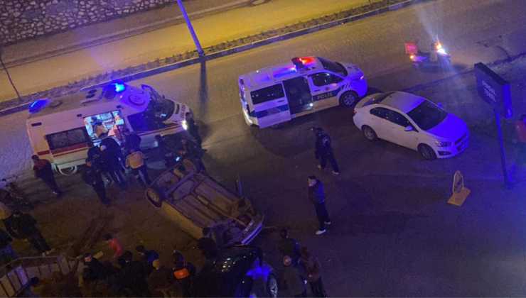 Düzce’de Otomobil Binaya Çarparak Takla Attı: 2 Kişi Yaralandı