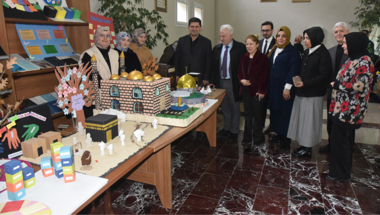Düzce Üniversitesi İlahiyat Fakültesi’nde “Dinî Materyaller” Sergisi Açıldı