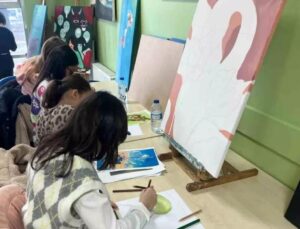 Düzce Gençleri Tuvalde Buluştu: Kış Kulübü Resim Etkinliğiyle Yetenekler Keşfedildi