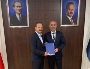 Anahtar Parti Akçakoca’da Göreve Başladı: Ayhan Kibar Mazbatasını Aldı