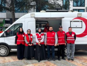 Düzce Genç Kızılay, Büyük Cami Önünde Vatandaşlara İkram Dağıttı