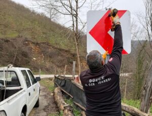 Grup Yolunda Trafik Levhası Çalışmaları Sürüyor