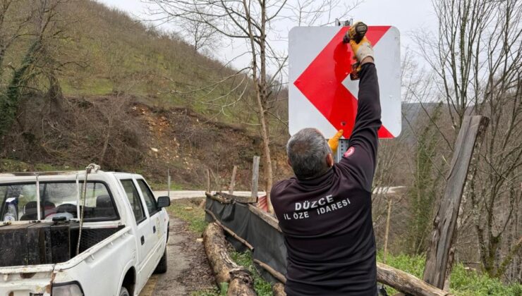 Grup Yolunda Trafik Levhası Çalışmaları Sürüyor