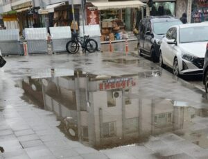 Pakekizceli İş Merkezi Önünde Su Birikintisi Esnaf ve Vatandaşı Zorluyor