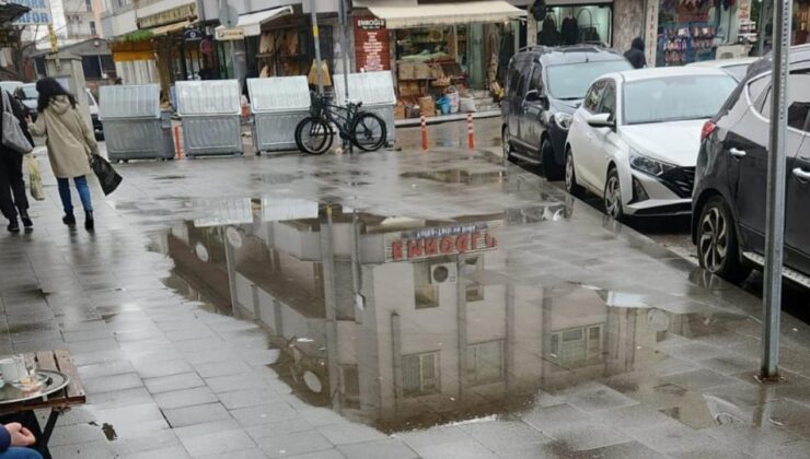 Pakekizceli İş Merkezi Önünde Su Birikintisi Esnaf ve Vatandaşı Zorluyor