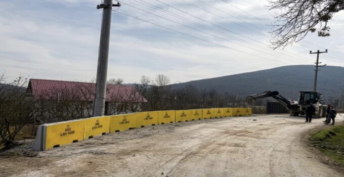 Gölyaka Sarıdere’de Beton Bariyerlerle Ulaşım Güvenliği Sağlandı