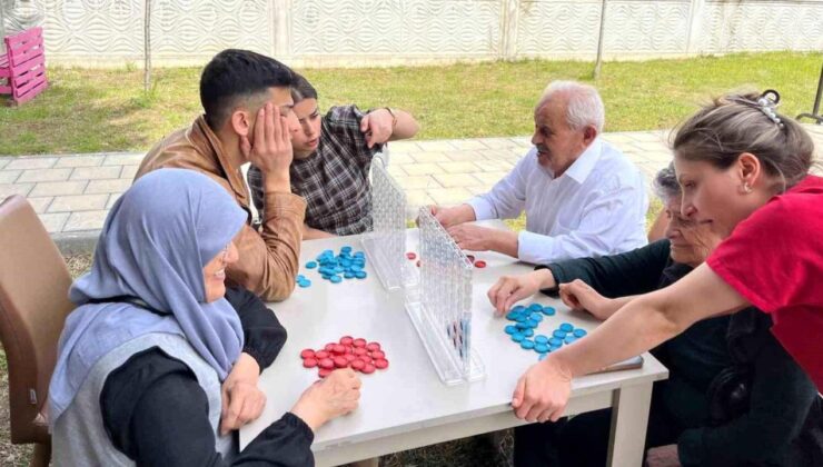 Gençlerden Alzheimer Hastalarına Anlamlı Ziyaret