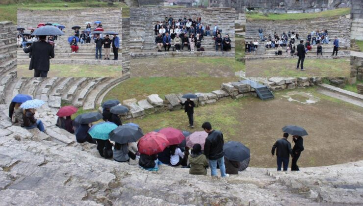 Konuralp Antik Tiyatrosu’nda Yağmur Altında Tarih Dersi