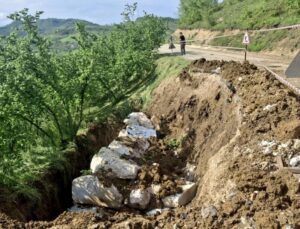 Yığılca Sarıkaya Köyü’nde Heyelan Sonrası Yol Güvenliği Çalışmaları Sürüyor