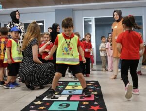 Düzce Üniversitesi’nde Renkli Etkinlik: “Çocuklar Gülerse Dünya Güler”
