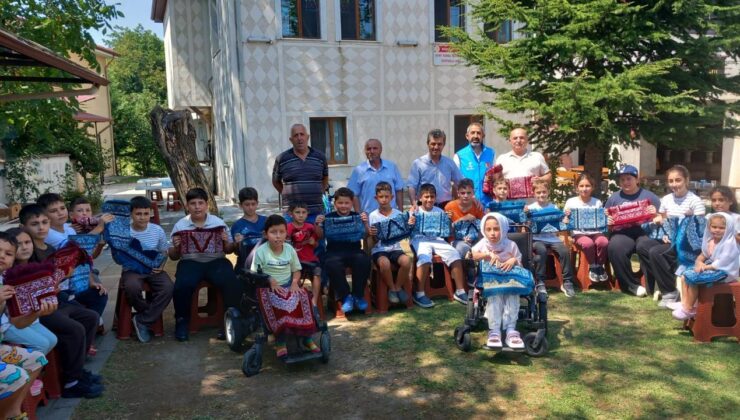 Yaz Kur’an Kursu Öğrencilerine Seccade Hediyesi