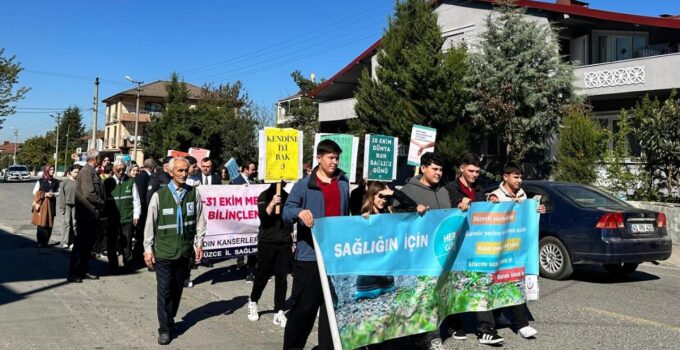 Kaynaşlı’da Ruh Sağlığı ve Meme Kanseri Farkındalığı İçin Yürüyüş Düzenlendi
